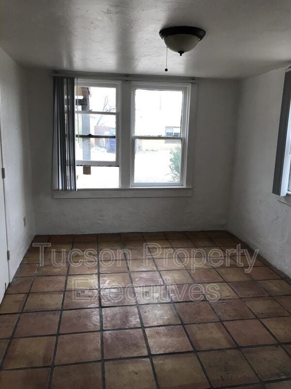 Building Photo - 2632 N Stone Ave