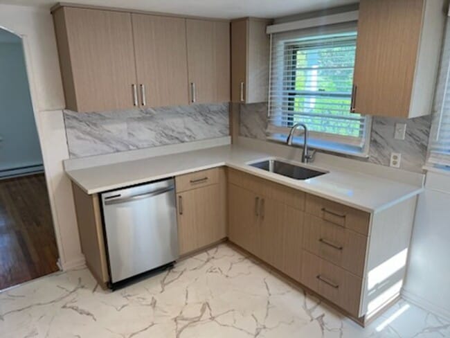 Building Photo - Cozy Home - Updated 2 bedroom with 2 car g...