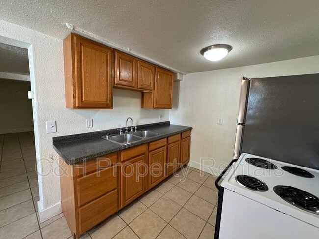 Building Photo - 1408 1/2 1st Street West