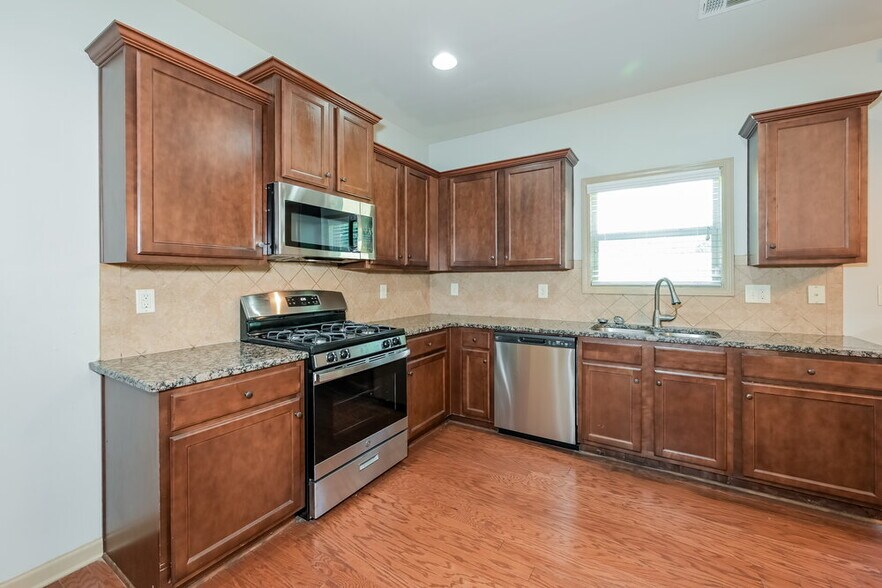 Building Photo - 3096 Montauk Hill Dr NE