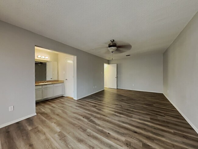 Building Photo - Charming 3BR Home for Rent in Hillside Heights, Dallas TX | Vaulted Ceilings | 2-Car Garage | Pet...