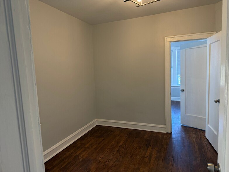 Building Photo - 8017 S Eberhart Ave