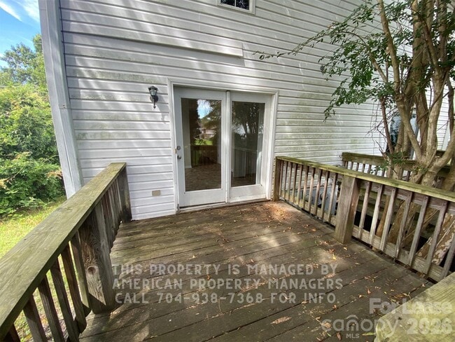 Building Photo - 1906 Ln St