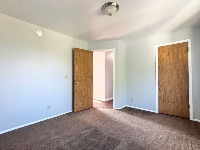 Building Photo - Spacious Split Level in Kearns!