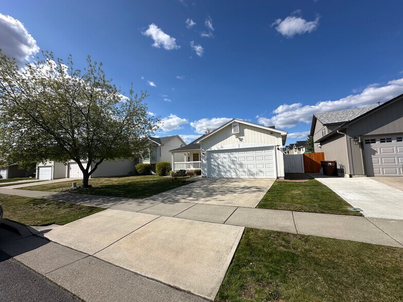 Building Photo - 1517 E Calkins Dr