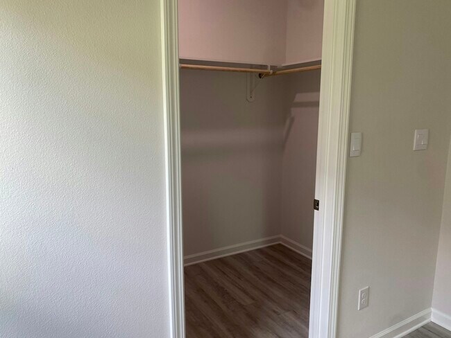Building Photo - 1009 Renova Dr