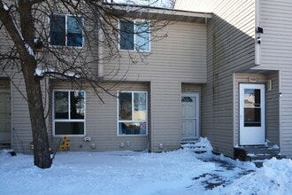 Building Photo - Beautiful 3-Bed 2-Bath Townhouse in Brooklyn Park!