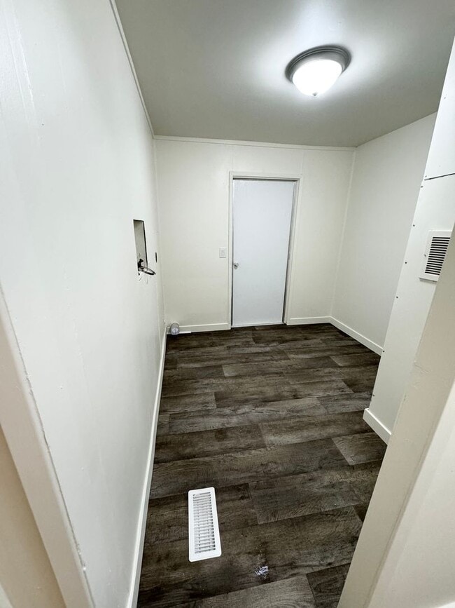 Building Photo - 3 Bedroom 2 Bathroom for Rent