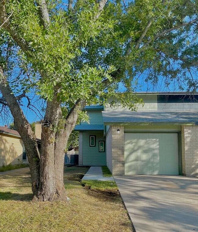 Building Photo - Location, Location, Location & Beautifully Renovated in 2023 2 Bedroom, 1.5 Bath, 1 Car Garage wi...