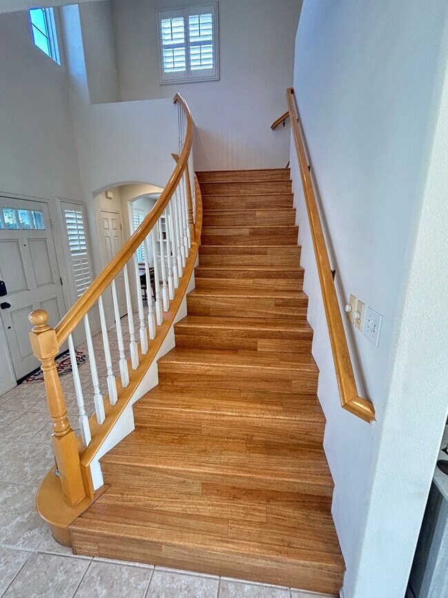Building Photo - Lovely 3 Bed 2.5 Bath Home in Gated Community in Stanton