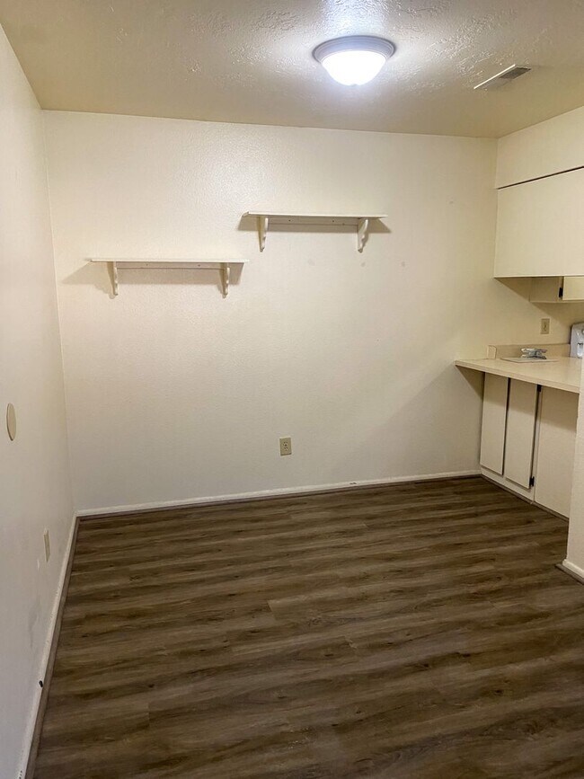 Building Photo - Cozy 2 Bedroom Apartment