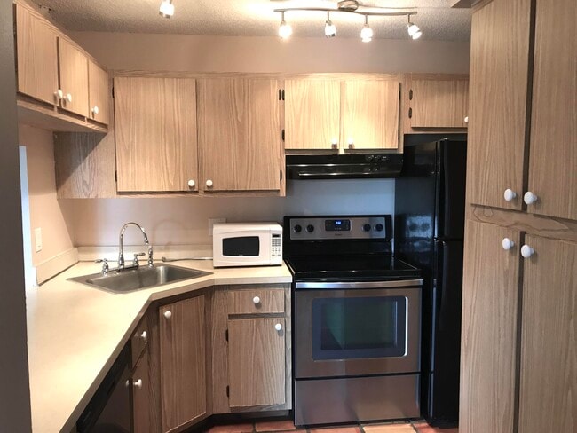 Building Photo - 1107 Green Pine Blvd