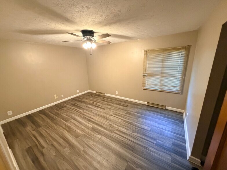 Building Photo - 548 Queenswood Dr