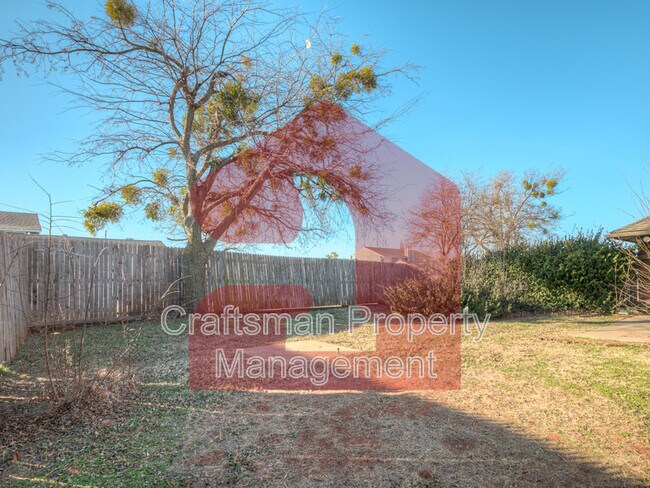 Building Photo - 2704 Silvertree Dr