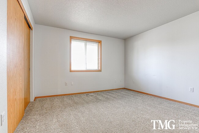 Building Photo - 3BD Ranch Style Home In Great Orchards Location!  Fully Fenced Yard!