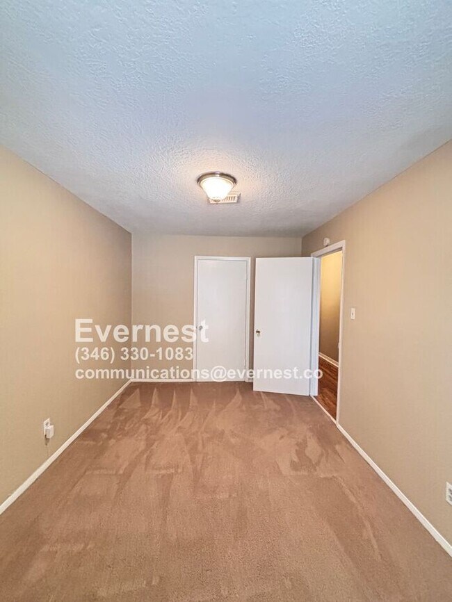 Building Photo - 3-Bedroom, 2-Bath Home in Prime Location /...