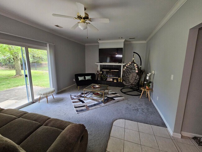 Building Photo - Beautiful family home in Great Neighborhood
