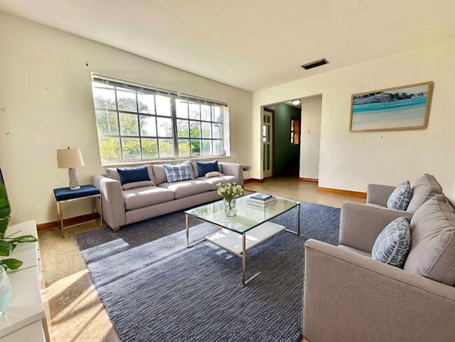 Building Photo - DeLand POOL-home: 4Bedrooms/2Baths - Perfect for family living!