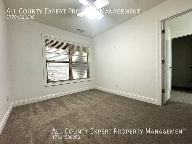 Building Photo - 4858 Lamoyne Ln