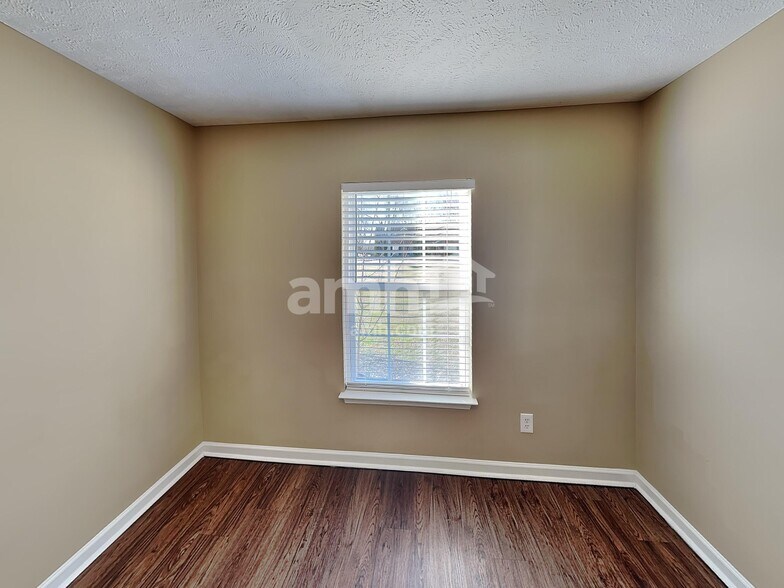 Building Photo - 4005 Strata Dr