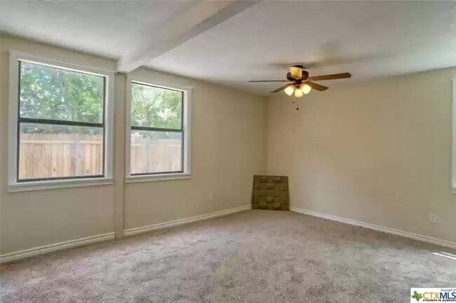 Building Photo - 422 E Robin Ln