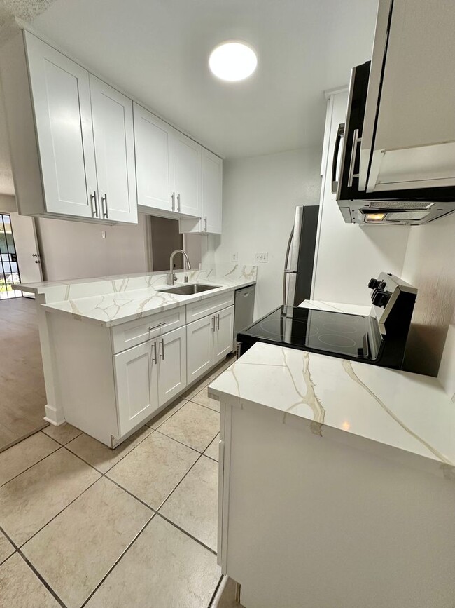 Building Photo - One Bedroom/One Bath FOR RENT!