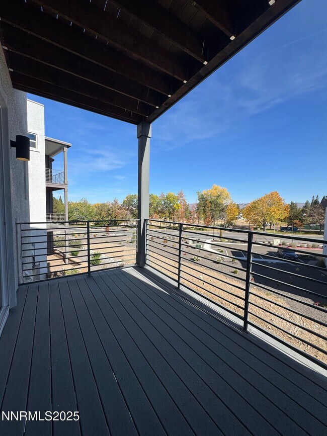 Building Photo - 1521 Golf Club Dr