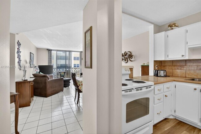 Building Photo - 1817 S Ocean Dr