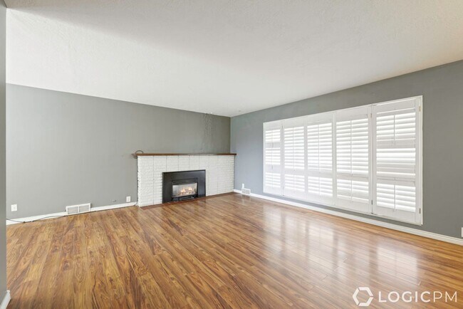 Building Photo - 1305 Henderson Dr