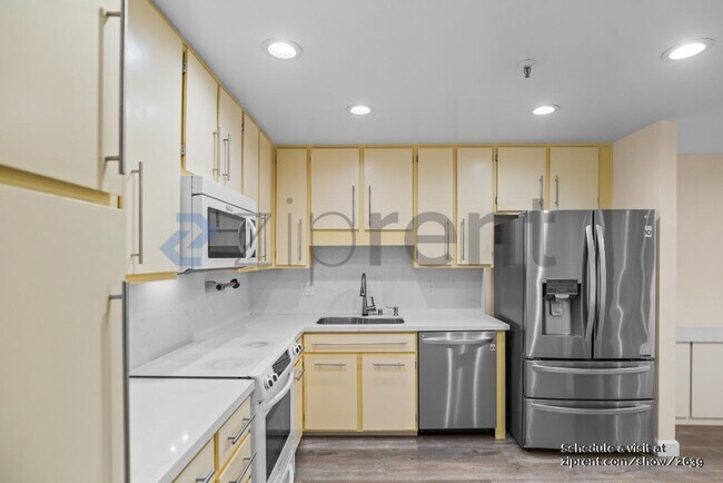 Building Photo - 49 Showers Dr