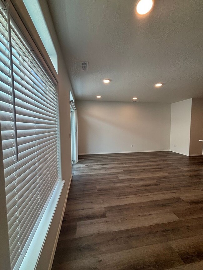 Building Photo - ? Ready for move in and will work with low...