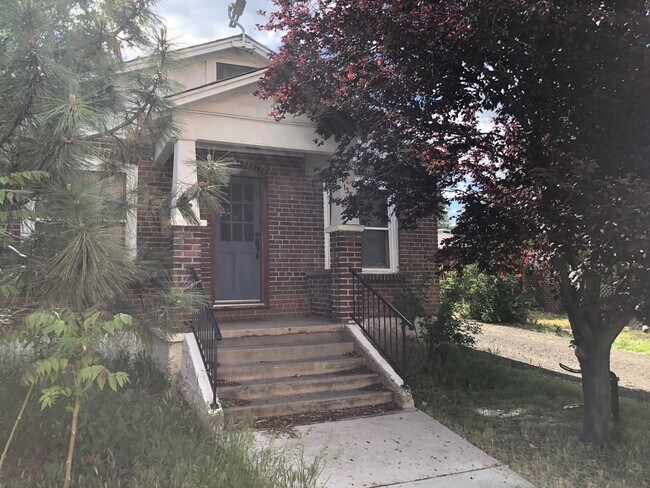 Primary Photo - ALL UTILITIES INCLUDED - ONE BLOCK FROM UN...