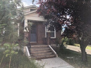 Building Photo - ALL UTILITIES INCLUDED - ONE BLOCK FROM UN...