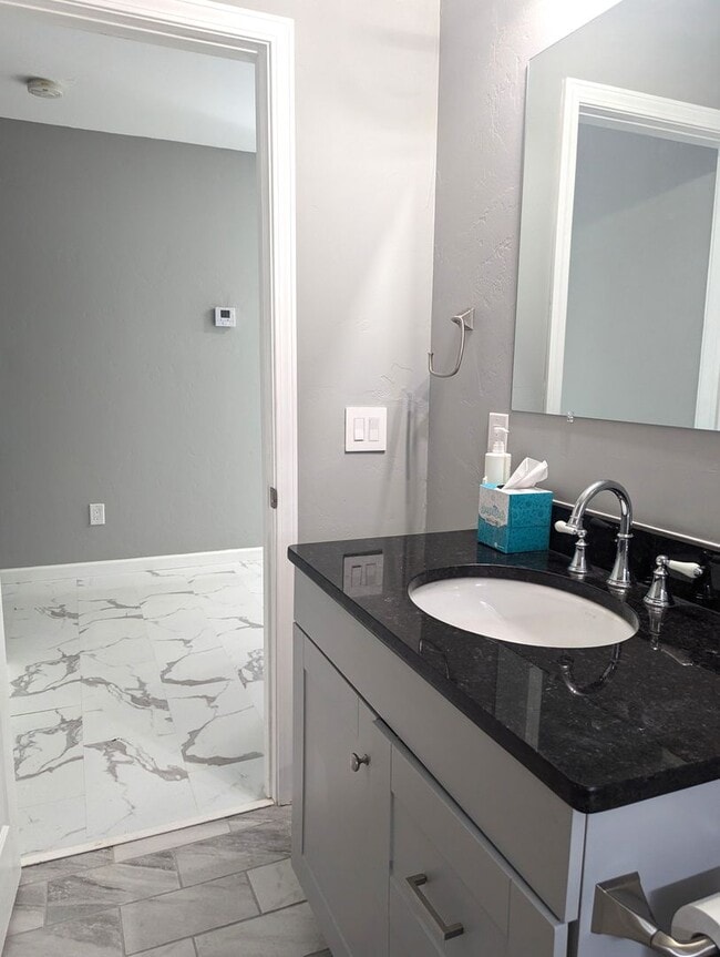 Building Photo - AVAILABLE NOW - $300 OFF 1ST FULL MONTH Modern Remodeled 3BR Home with Bonus Loft & Spacious Livi...