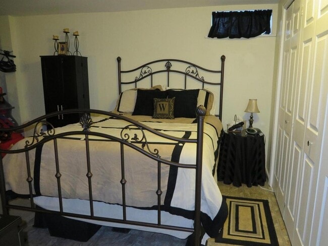 Building Photo - Beautiful 3 BR/2.5 BA Townhome in Millersv...