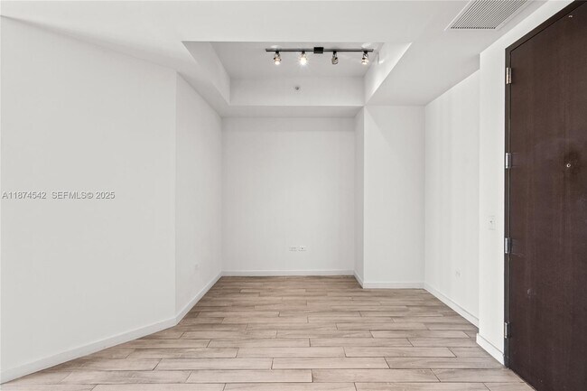 Building Photo - 999 SW 1st Ave