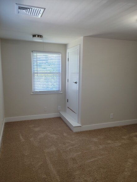 Building Photo - 498 Manatawny St