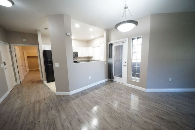 Building Photo - SHOWINGS AVAILABLE NOW