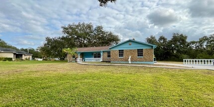 Building Photo - 3 bed/ 2 bath Beauty!