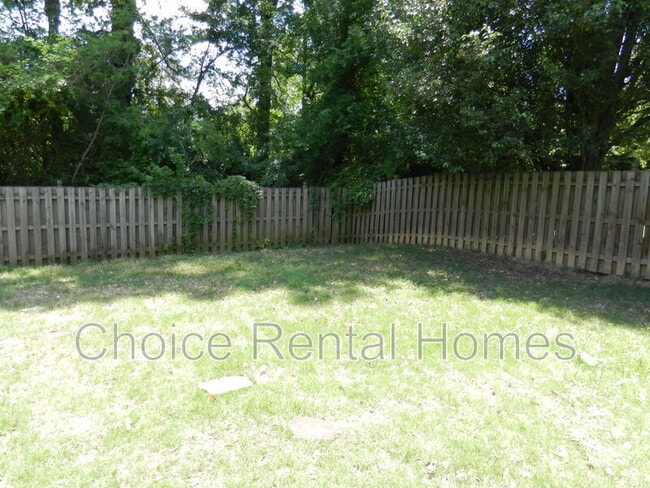 Building Photo - 2211 Summer Ridge Dr