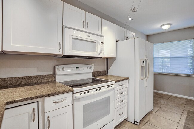 Building Photo - 2906 SW 21st Terrace