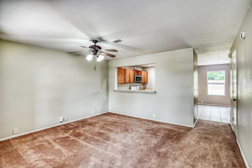 Building Photo - 914 Eagles Glide Dr