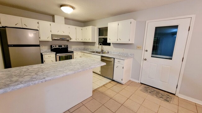 Building Photo - 1223 Redwood Ln