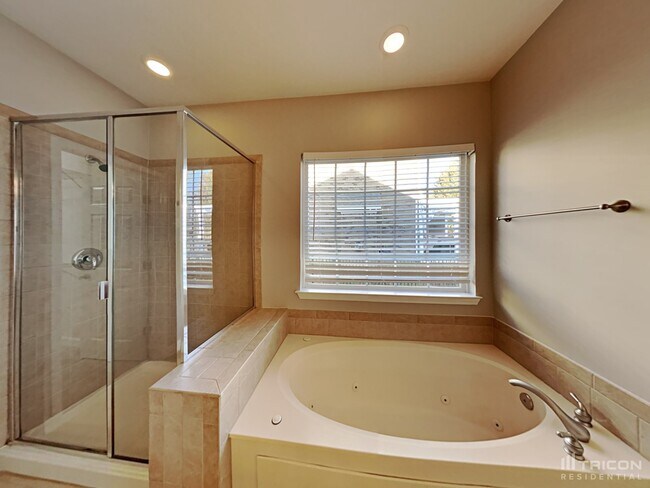 Building Photo - 1514 Red Oak Dr