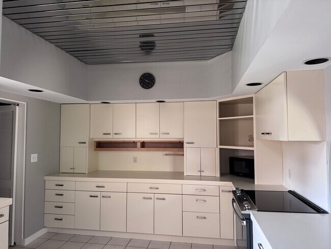 Building Photo - Historical Duplex - Spacious 3 Bedroom, 2.5 Bath Duplex with fenced in private patio.