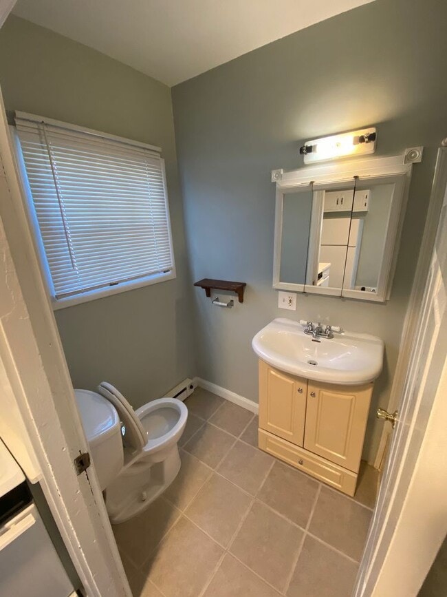 Building Photo - 2 bedroom 1/2 duplex in Lapeer