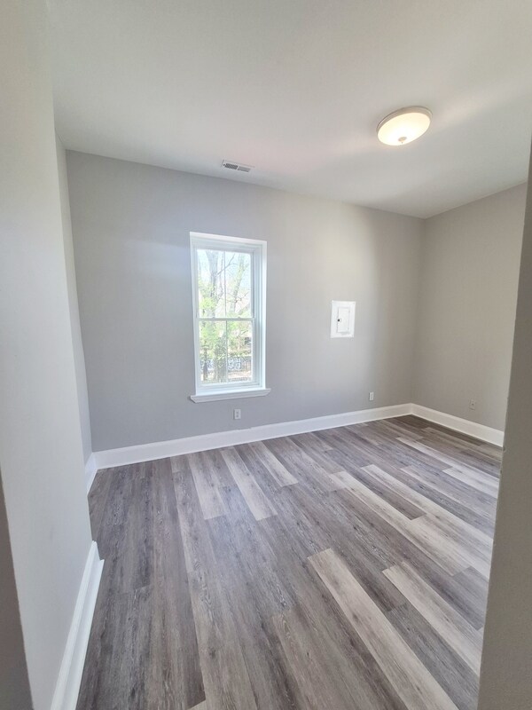 Building Photo - 709 1/2 West Clay Street - B