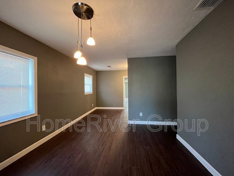 Building Photo - 4715 W Knights Ave