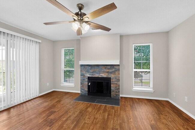 Building Photo - Stylish Upstairs Corner Unit Near Lake Ray Hubbard