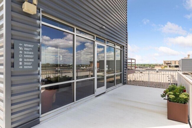 Building Photo - 700 N Washington Ave